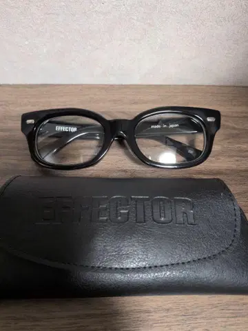 EFFECTOR 퍼즈 블랙 안경 케이스 포함