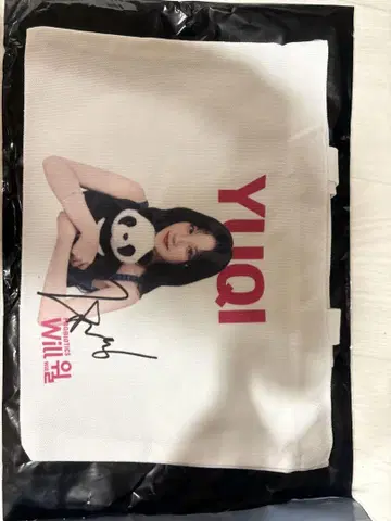 Yuqi 사인 포함 파우치