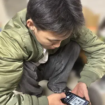 아이돌 사진 올리브 그린 자켓