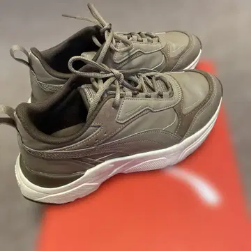 PUMA 스니커즈