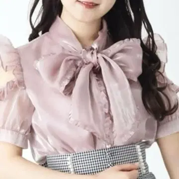Ank Rouge 어깨 트임 프릴 리본 타이 블라우스 핑크