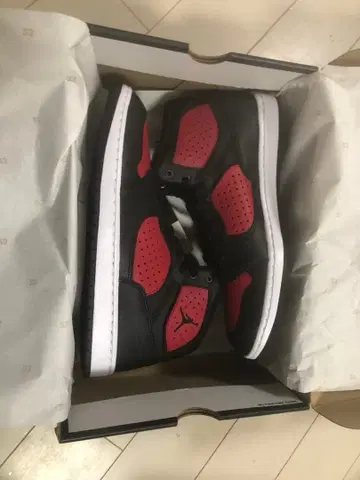 조던 블랙/레드 하이컷 스니커즈