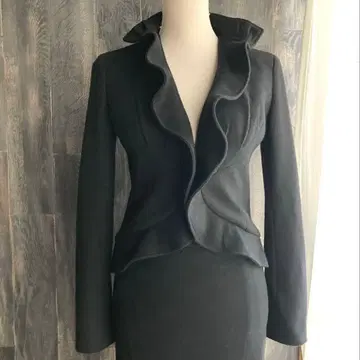 MATERIA 새상품급 자켓 프릴 옷깃 멜톤 소재 가을/겨울 제품 블랙