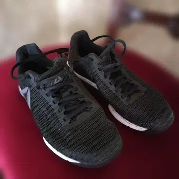 Reebok 블랙 스니커즈