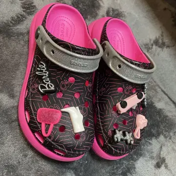 Crocs 바비 에디션 샌들 블랙/핑크