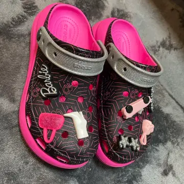 Crocs 바비 에디션 샌들 블랙/핑크