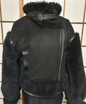 MURUA 보아 슬리브 페이크 무스탕 블랙 숏 기장