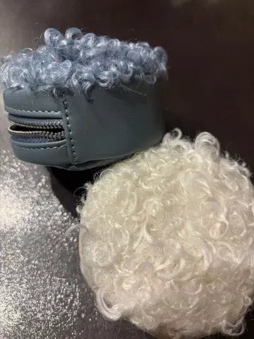 MICHEL KLEIN 파랑과 화이트 퍼 파우치