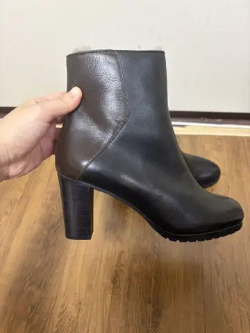 이탈리아제 무스탕 가죽 앵클부츠 블랙과 브라운 콤비