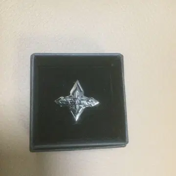 실버 크로스 디자인 핀 배지 타케우치 리키 RIKI