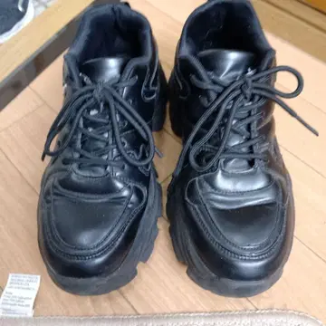 블랙 가죽 스니커즈 통굽