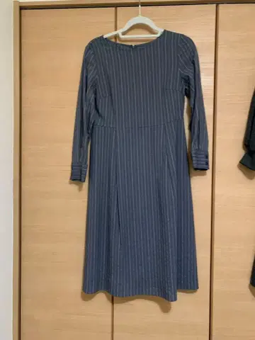 내추럴 뷰티 베이직 그레이 스트라이프 긴팔 A라인 원피스