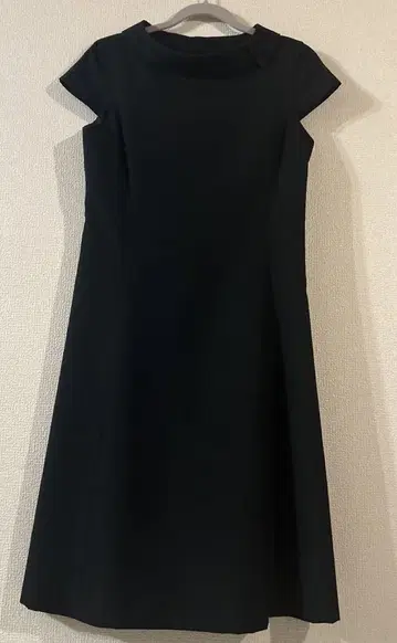 요크랜드 블랙 컬러 원피스
