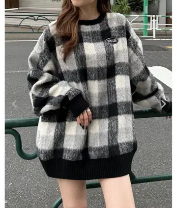 INGNI 가슴 자수 로고 체크 리브 니트 상의