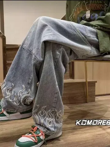 프레임 자수 포함 라이트 블루 데님 팬츠