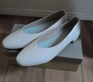 올림 타르트 트래픽 V컷 메탈릭 라인 펌프스 베이지 25.5cm