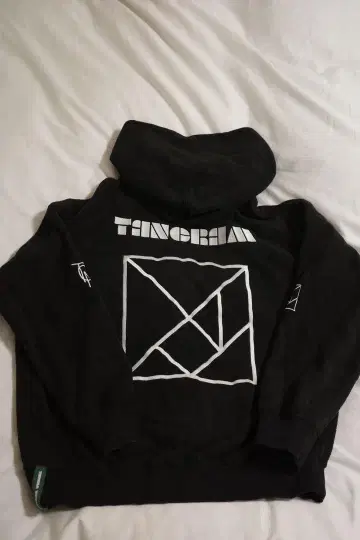 TANGRAM 블랙 후드 부착 후드티
