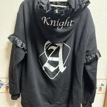 Knight A 프릴 달린 블랙 후드티