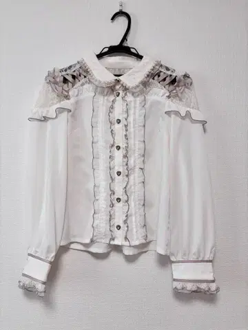 LIZLISA 리즈리사 에어리 레이스업 블라우스