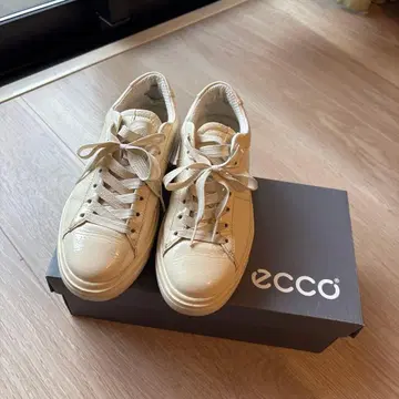 ecco 화이트 가죽 스니커즈 22.5cm