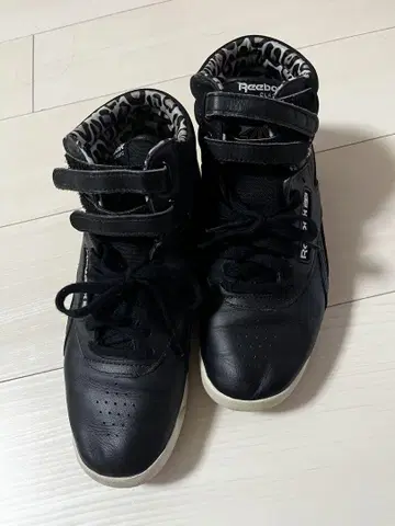 리복 블랙 하이컷 스니커즈