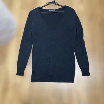 theory luxe 다크 그레이 V넥 니트