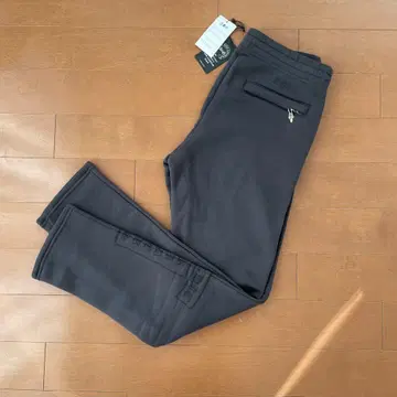 다크 그레이 조거 팬츠 프린트