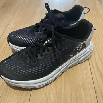 HOKA RINCON 3 러닝화 블랙/화이트
