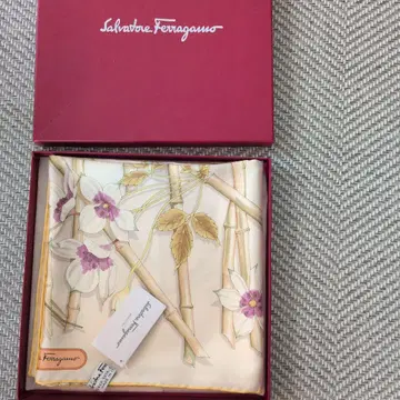 택 포함 미사용품 Ferragamo 실크 스카프 꽃과 대나무