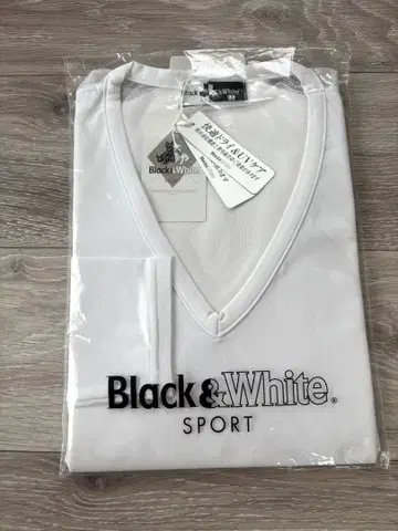 Black & White 긴팔 셔츠 화이트 V넥 미사용 새상품
