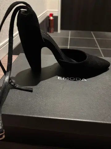 EMODA 블랙 하이힐 스트랩 포함