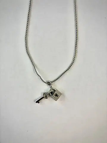 스와로브스키 열쇠 모티브 목걸이