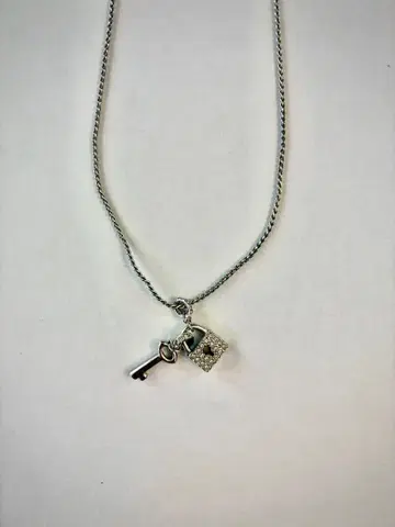 스와로브스키 열쇠 모티브 목걸이