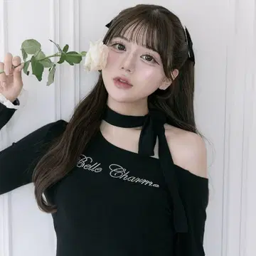 Bella Charm 큐빅 로고 리본 T