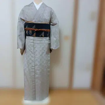 옅은 베이지색 단의 기모노