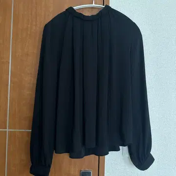 [새상품급] AMACA 블랙 블라우스 스탠드 카라 플리츠 긴팔