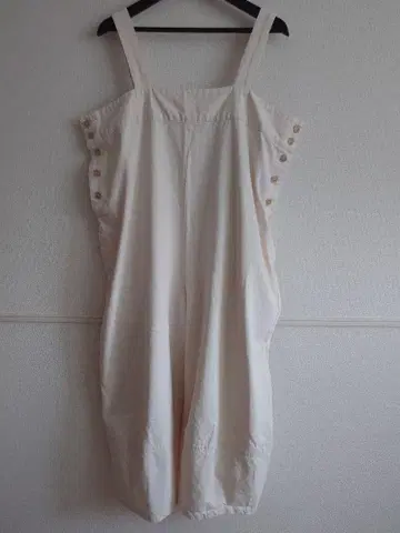 hagumu 버튼 달린 살로펫