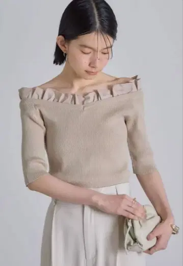 노스탤지어 프릴 오프숄더 리브 니트 베이지