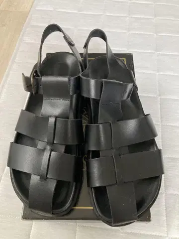 블랙 가죽 스트랩 샌들
