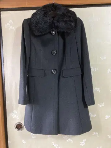 퍼 달린 블랙 울 롱 코트