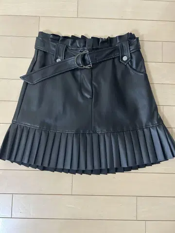 ZARA 인조 가죽 미니 스커트