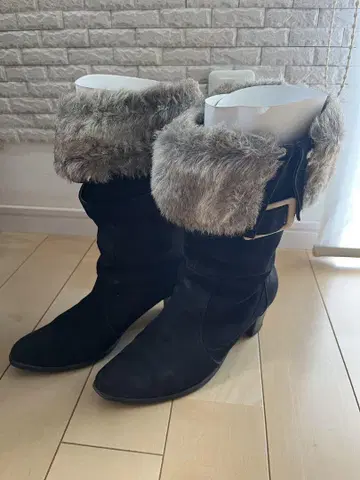 퍼 달린 블랙 스웨이드 부츠