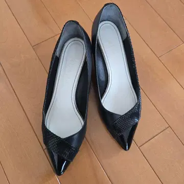 DIANA 블랙 스틸레토 하이힐 이소재 블랙