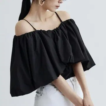오프숄더 프릴 블랙 상의