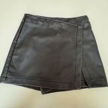 [ 새상품 ] ZARA 가죽 느낌 스코트