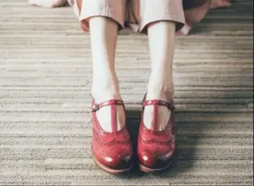plus by chausser 쇼세 수제 염색 에나멜 T스트랩 신발