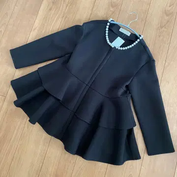 펄 넥라인 블랙 노카라 프릴 디자인 자켓