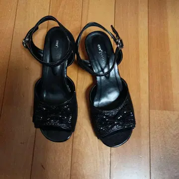 비쥬 장식 블랙 샌들