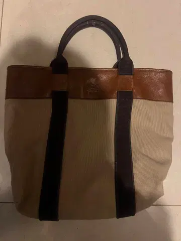 [ 새상품급 ] IL BISONTE 일비종떼 가죽 토트백