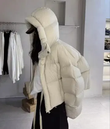 아이보리 후드 부착 다운 자켓
